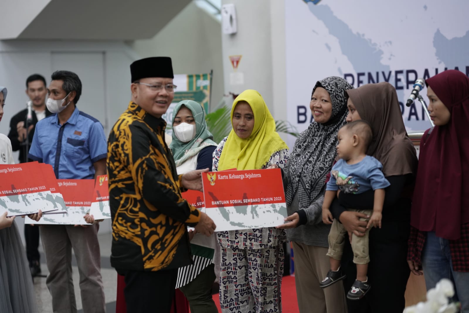 Gubernur Bengkulu Serahkan Bantuan Pangan Non Tunai